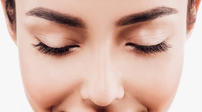 Pilihlah produk yang bisa dipakai sebagai base mascara dan top coat