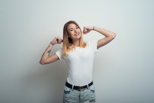 Ripped jeans dengan atasan putih untuk tampilan kasual