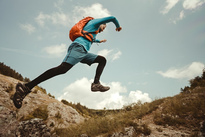 Untuk trail run jarak jauh, coba running backpack yang ringan dengan ukuran di atas 10 liter