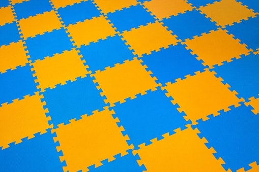 Pilih motifnya: Motif polos membuat ruangan jadi lebih hidup, sedangkan motif kayu lebih estetik