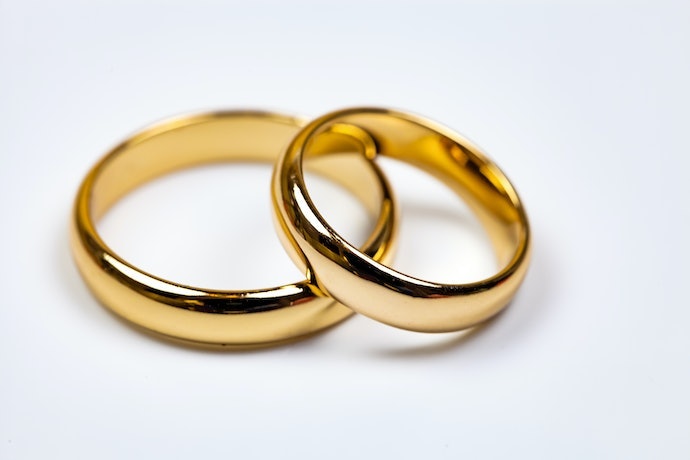 Pertimbangkan model cincin polos atau minim aksen bila Anda ingin yang simpel