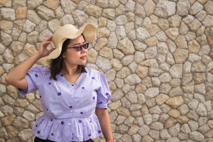 Cek juga baju lilac dengan motif cantik, seperti motif bunga, batik, atau kombinasi polos