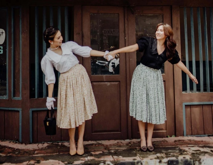 Cek model rok midi kekinian, seperti rok midi Korea, rok span, rok midi jeans, dan floral midi skirt
