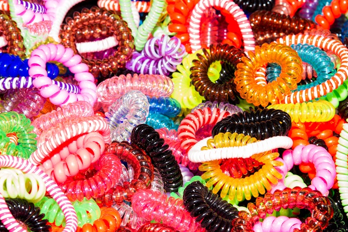 Untuk rambut lurus atau di-smoothing, utamakan ikat rambut spiral yang tidak meninggalkan bekas