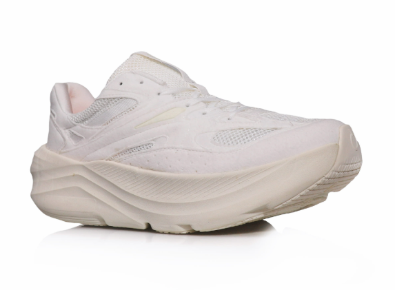 Pilih sepatu sport putih pria bahan polyester atau mesh yang ringan dan fleksibel untuk olahraga