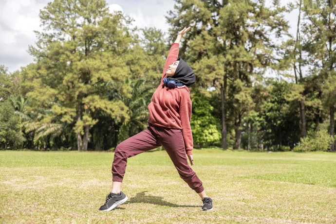 Untuk olahraga, utamakan bahan celana jogger yang menyerap keringat dan produk dari brand olahraga