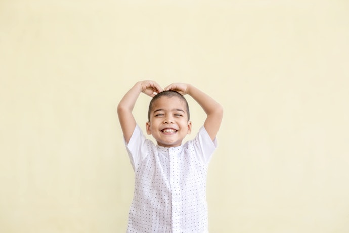 Utamakan bahan katun, rayon, dan twill yang adem, menyerap keringat, nyaman dipakai anak