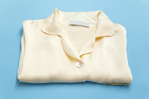 Utamakan bahan baju tidur pria yang adem dan nyaman, seperti katun, rayon, serat bambu, dan satin