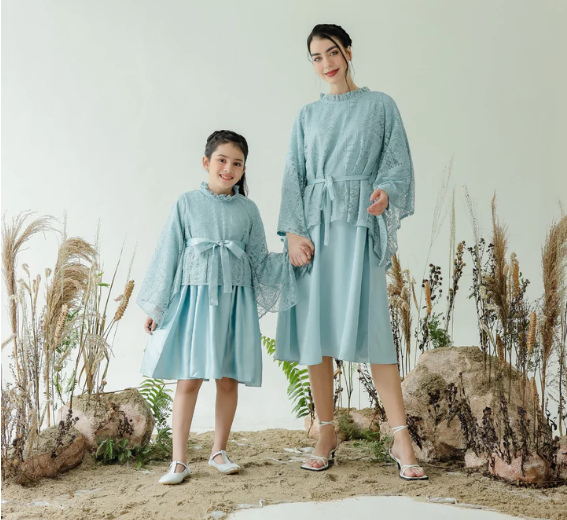 Utamakan batik couple atau dress couple ibu dan anak yang cocok untuk kondangan