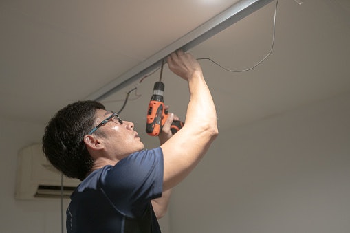 Jika Anda perlu bekerja di tempat gelap, pastikan impact wrench dilengkapi dengan lampu LED