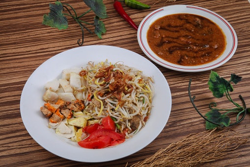 Pertimbangkan restoran dengan menu khas Bogor, seperti asinan Bogor, soto mi Bogor, toge goreng, dan lainnya