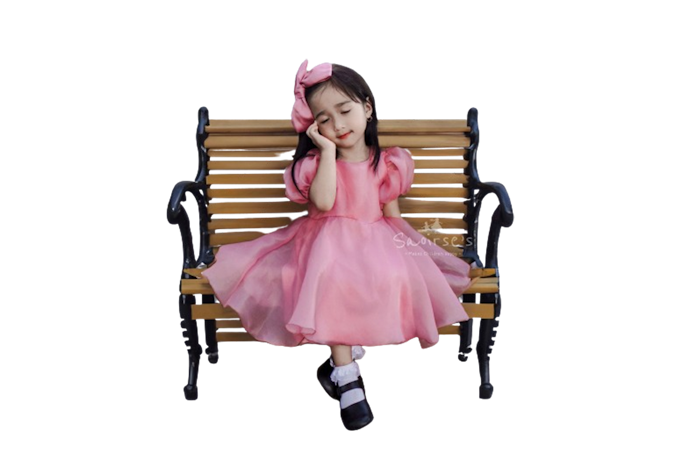Untuk anak usia 1-3 tahun, hindari dress pesta dengan banyak aksesori agar tidak tertelan