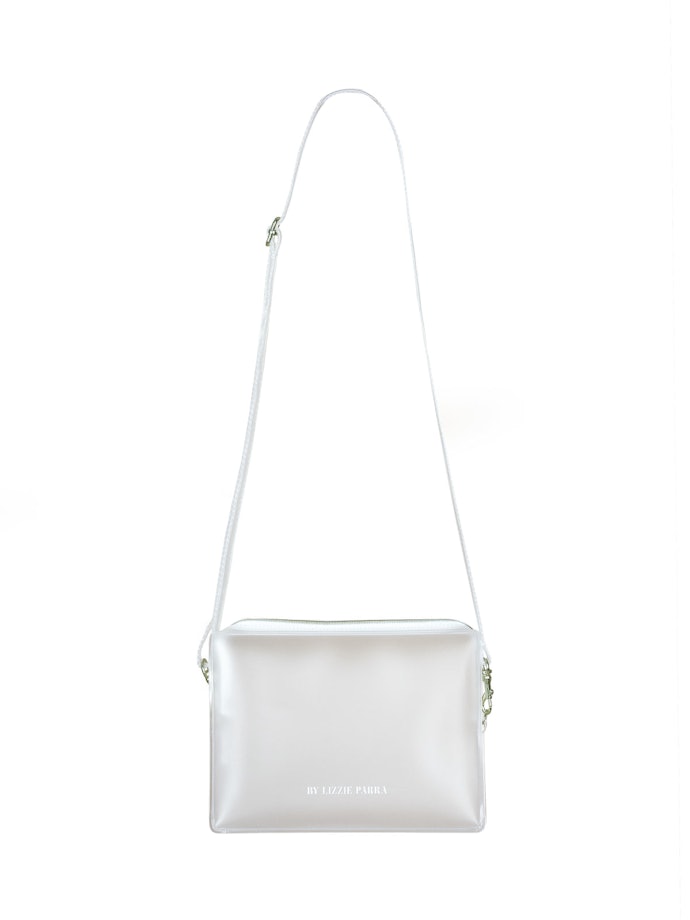 Tips memakai tas transparan agar penampilan makin keren