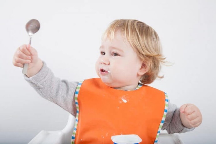 Supaya mudah dibersihkan, pertimbangkan celemek makan bayi berbahan silikon atau plastik