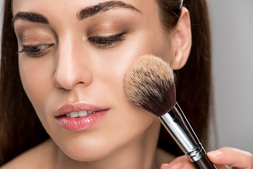 Pulaskan bedak tabur setelah mengaplikasikan highlighter