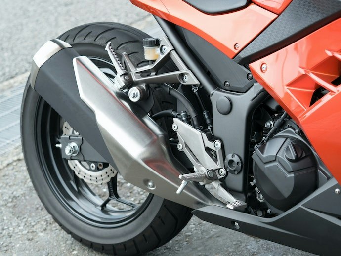 Knalpot racing lebih pas untuk modifikasi; Untuk di jalan raya, utamakan knalpot standar racing yang suaranya lebih adem