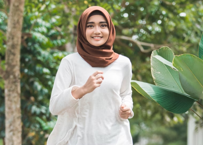 Wanita berhijab, gunakan CLEAR Hijab Pure Anti Ketombe & Rontok atau CLEAR Hijab Pure Anti Ketombe & Lepek