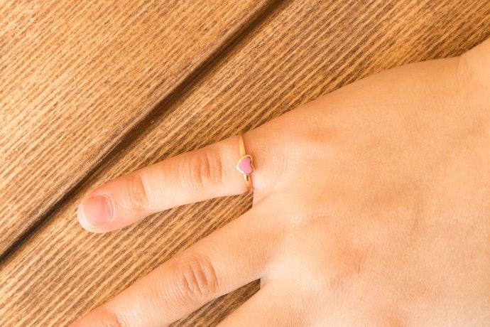 Agar nyaman dipakai bayi, pilih cincin bayi dengan berat maksimal 1/2 gram hingga 1 gram