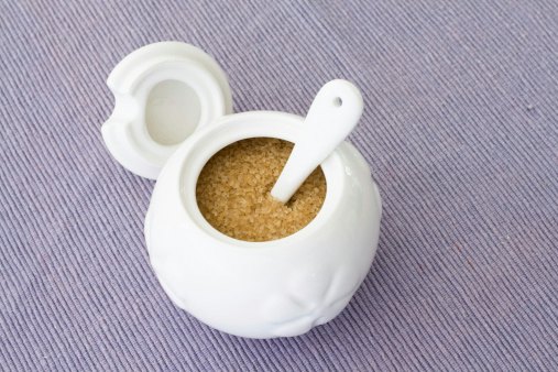Pertimbangkan tempat gula yang dijual satu set dengan sendok