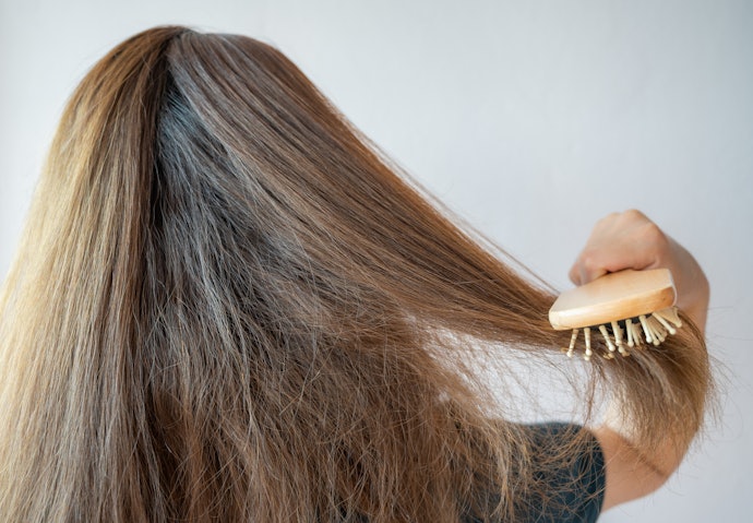 Untuk melembapkan rambut kering dan mengembang, utamakan shampoo yang mengandung kombinasi aneka pelembap