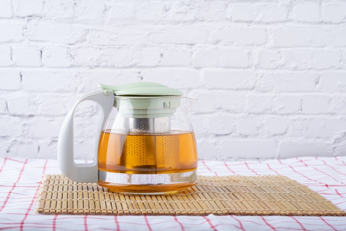 Pertimbangkan teko dengan tea strainer/ lubang penyaringan halus untuk berbagai jenis teh