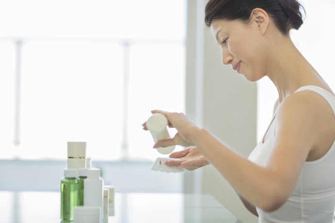 Jika sudah mengalami aging (usia 40 tahun ke atas), utamakan kandungan AHA dengan hyaluronic acid dan ceramide