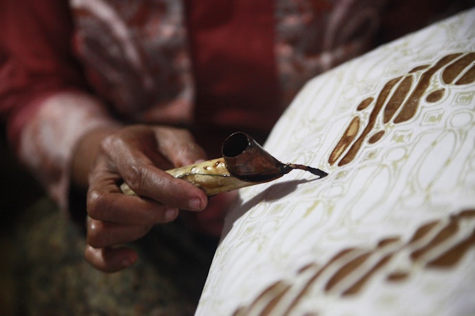 Anda akan menghadiri acara formal seperti kondangan? Utamakan rok batik bermotif tradisional untuk dipadukan dengan kebaya