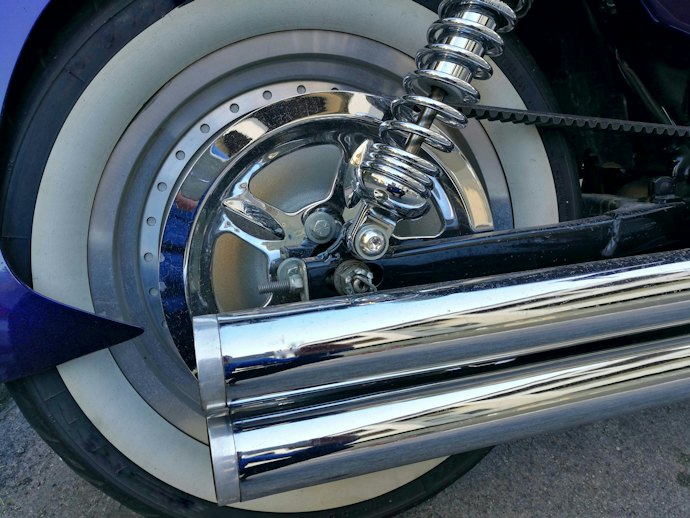 Jika Anda mengutamakan kekuatan suara, pilih muffler yang lebih pendek dan pipa output yang lebih besar dari knalpot bawaan