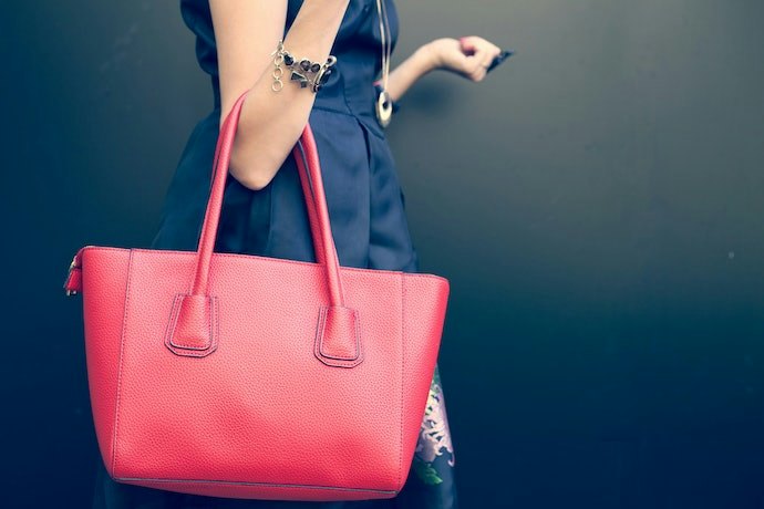 Untuk bergaya kasual, kenakan tote bag kulit motif atau yang modelnya timeless