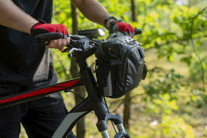 Untuk dipasang di depan sepeda, gunakan tipe frame bag dan handlebar bag