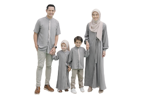 Pilih baju couple keluarga lengkap dengan baju ayah jika ingin set komplet