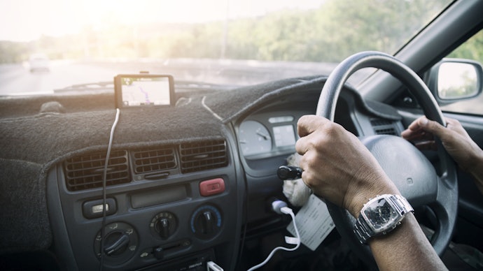 Pertimbangkan produk berwarna gelap untuk mencegah pantulan di windshield