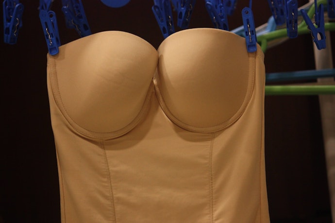 Jika ingin lebih praktis dipakai sebagai dalaman, cari bodysuit yang sudah dilengkapi cup bra