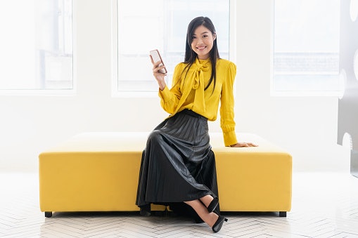 Pertimbangkan maxi skirt asimetris untuk tubuh berukuran mungil