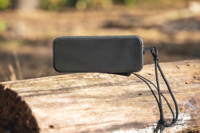 Pertimbangkan fitur shockproof apabila Anda butuh speaker yang tahan banting