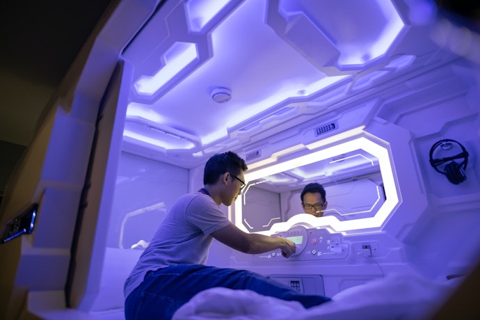 Perhatikan juga fasilitasnya: Loker, Wi-Fi, AC, kamar mandi, amenities