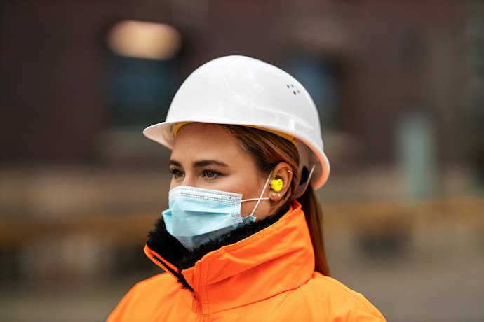 Sebaliknya, apabila digunakan saat beraktivitas, cari yang tidak sepenuhnya menghilangkan suara, tetap sisakan suara 60–70 dB