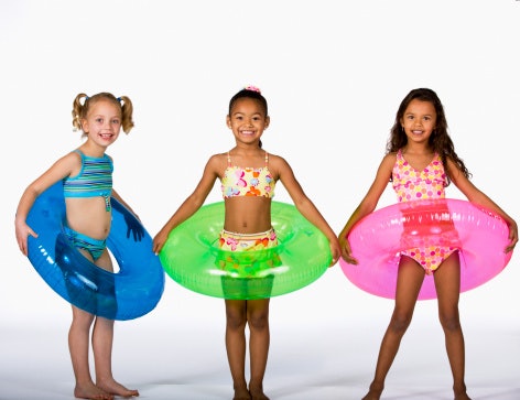 Untuk penggunaan di kolam renang atau area indoor, pilih model tankini atau bikini dengan desain yang lucu