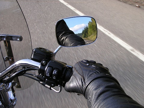 Pertimbangkan spion berbahan aluminium yang ringan atau besi yang awet sesuai dengan kebutuhan