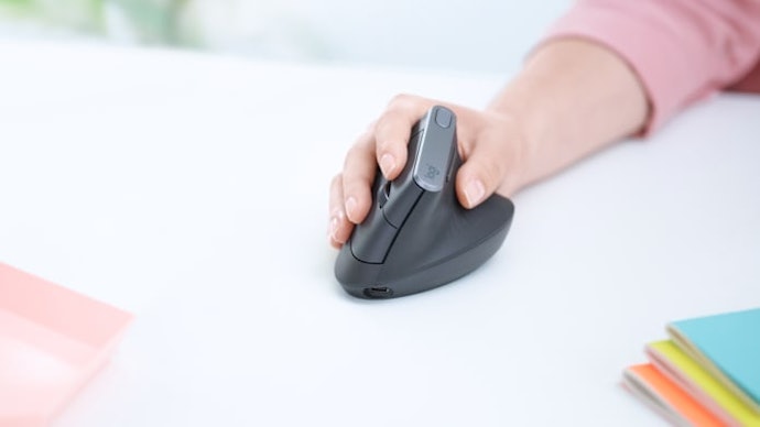 Pastikan mouse Logitech nyaman di genggaman