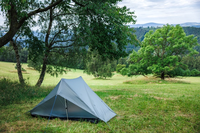Untuk naik gunung, prioritaskan tenda ultralight yang beratnya kurang dari 4 kg