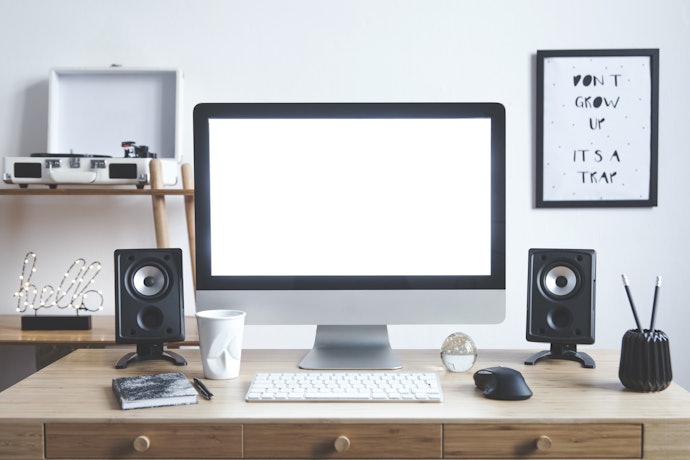 Bila Anda mengutamakan presisi saat monitoring, pertimbangkan speaker 3-way yang memisahkan frekuensi mid