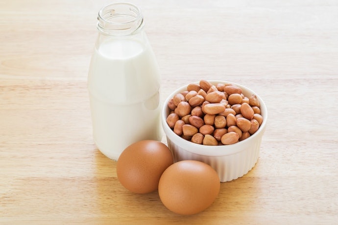 Bayi Anda memiliki alergi tertentu? Hindari biskuit dengan kandungan bahan alergen sesuai pemicu alergi bayi, misalnya susu, telur, gluten, atau kacang-kacangan