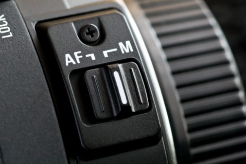 Pertimbangkan lensa yang dilengkapi fitur autofokus