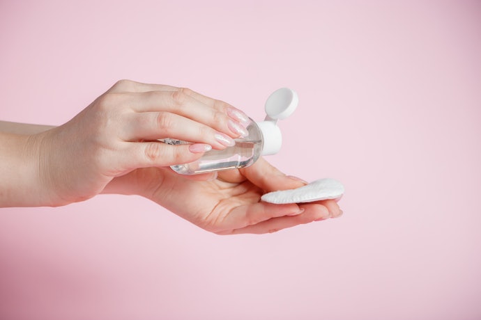 Bagi kamu yang kulitnya cenderung berminyak, pilih micellar water dengan kandungan oil control, seperti niacinamide atau Centella asiatica