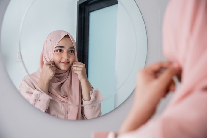 Hindari warna anting yang sama dengan warna hijab karena berisiko tidak terlihat