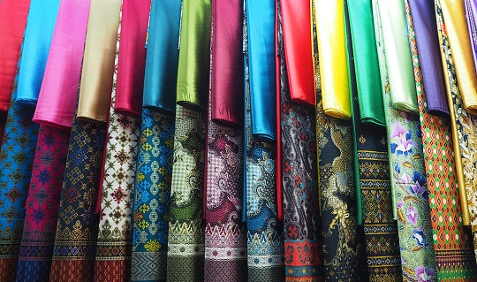 Pertimbangkan pakaian yang dijual satu set