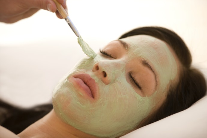 Khusus pemilik kulit sensitif, utamakan kandungan ceramide dan tambahkan yang punya soothing agent, seperti Aloe vera, allantoin, dan calendula; Hindari kandungan iritan