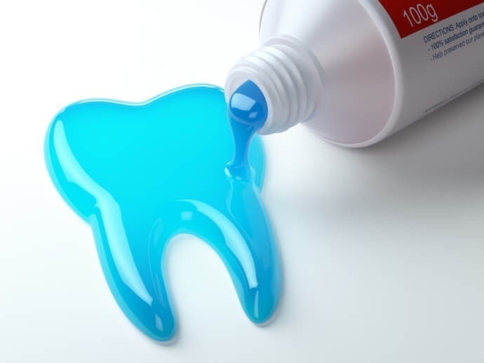 Agar lubang gigi tidak makin parah, pastikan pasta gigi Anda mengandung fluoride