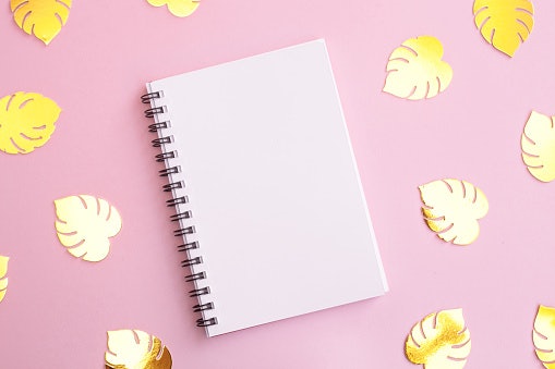 Untuk kuliah, pilih buku binder ukuran A5 atau B5 yang besar sekaligus mudah dibawa